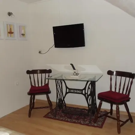 In Einem Traditionellen Steinhaus- In By Interhome *